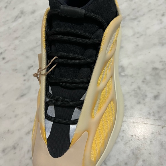 YEEZY 700 - Picture 4 of 4